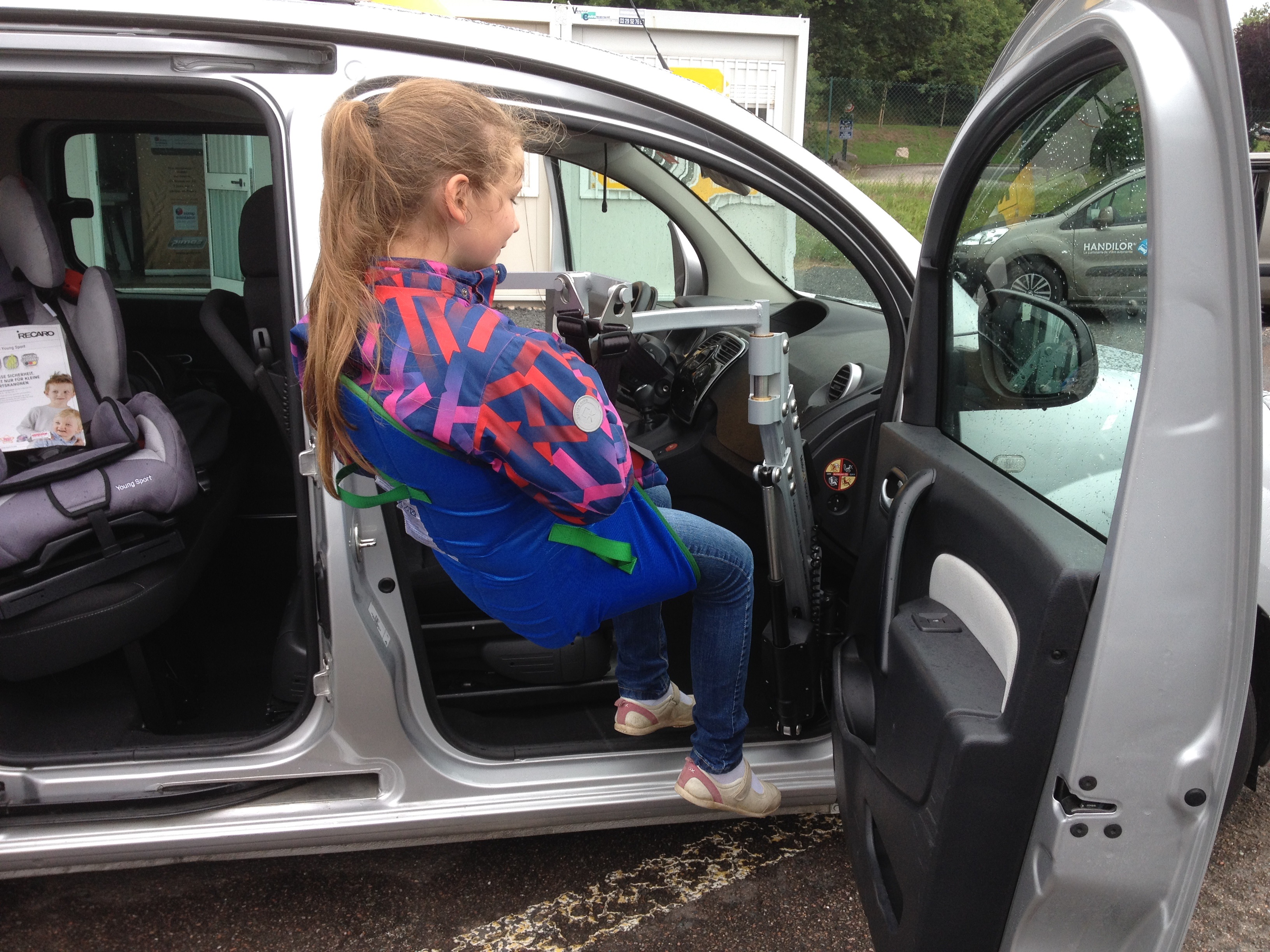 Le marchepied, une adaptation technique pour l'aide au transfert des  personnes handicapées dans leurs véhicules sur Montpellier - Aménagement et  adaptation de voiture PMR dans l'Hérault - Handi Conduite